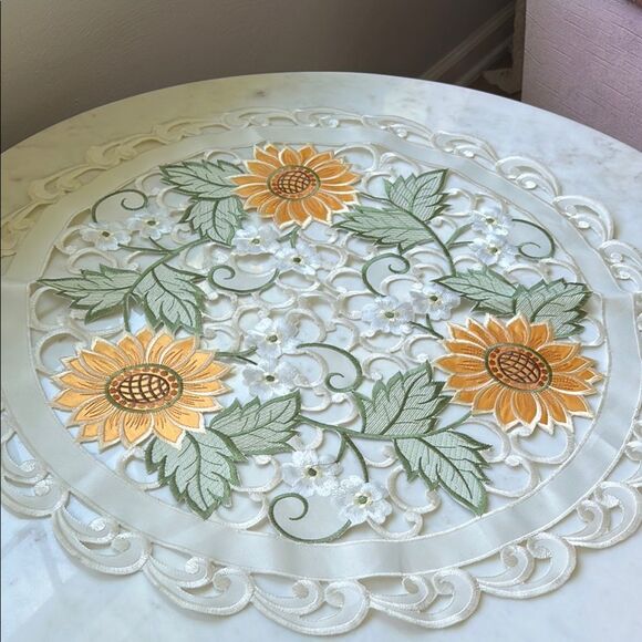 Vintage sunflower and daisy Embroidered Floral Table linens - Picture 2 of 5